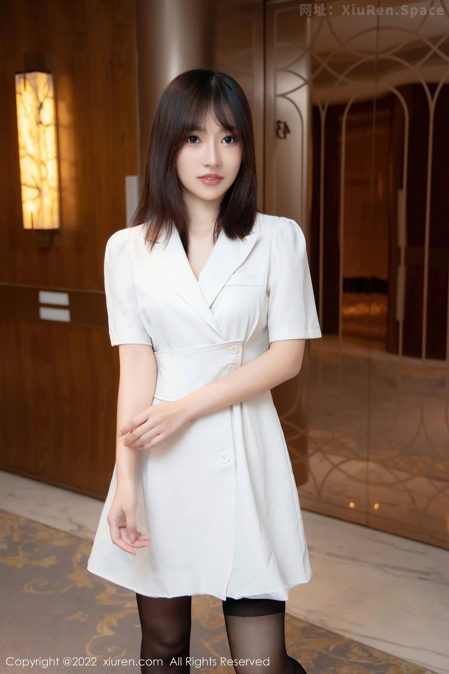 图片[2]-[XiuRen秀人网] VOL.5184 模特西门小玉白色连衣裙半脱露红色蕾丝内衣配超薄黑丝诱惑写真76P-秀人网官方网站